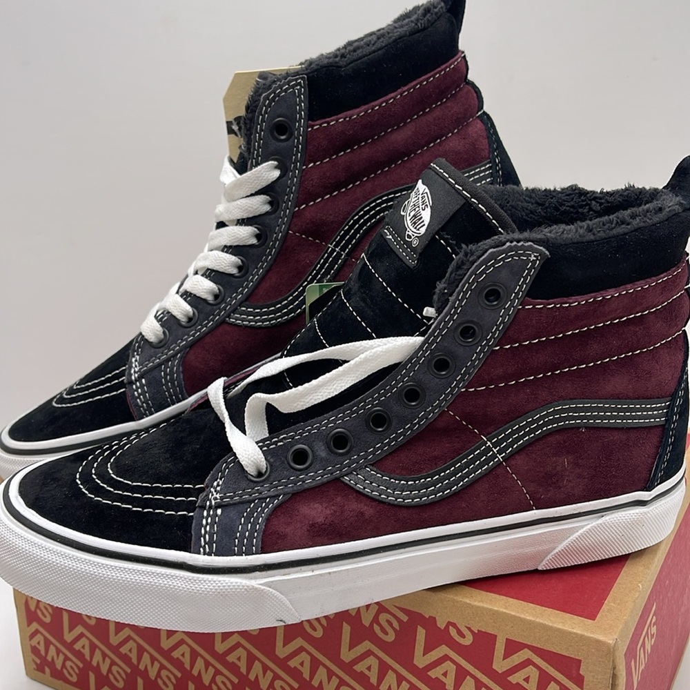Vans Men’s Sk8-Hi Mte
(Mte) Port Royale/Black
VN0A4BV7XKZ
Boots Sneakers - Picture 8 of 16